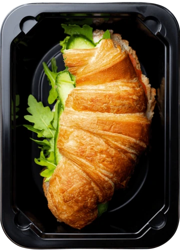 Перекус — круассан с курицей и рукколой
